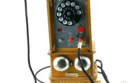 Aparat telefoniczny w drewnianej wysokiej obudowie